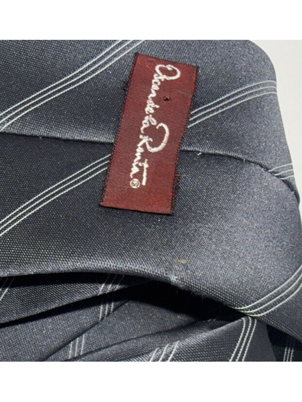 VTG Oscar De La Renta Mens Gray Tie Striped Necktie Black 95% polyester 5% silk - Picture 7 of 7